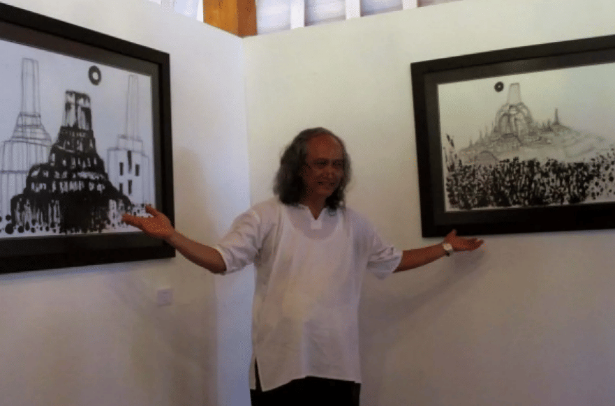 Romo Mudji Sutrisno menunjukkan sejumlah karyanya berupa sketsa Candi Borobudur (ANTARA Jateng)