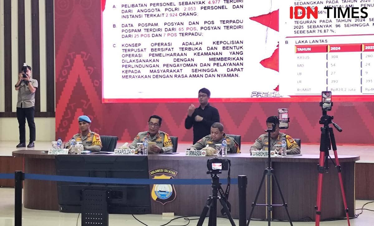 Kapola Sulsel, Djuhandhani Raharjo Puro didampingi Kabid Propam, Irwasda dan Kabid Humas saat Rilis Akhir Tahun 2025 di Aula Mappaodang Mapolda Sulsel, Senin (29/12/2025). IDN Times/Darsil Yahya