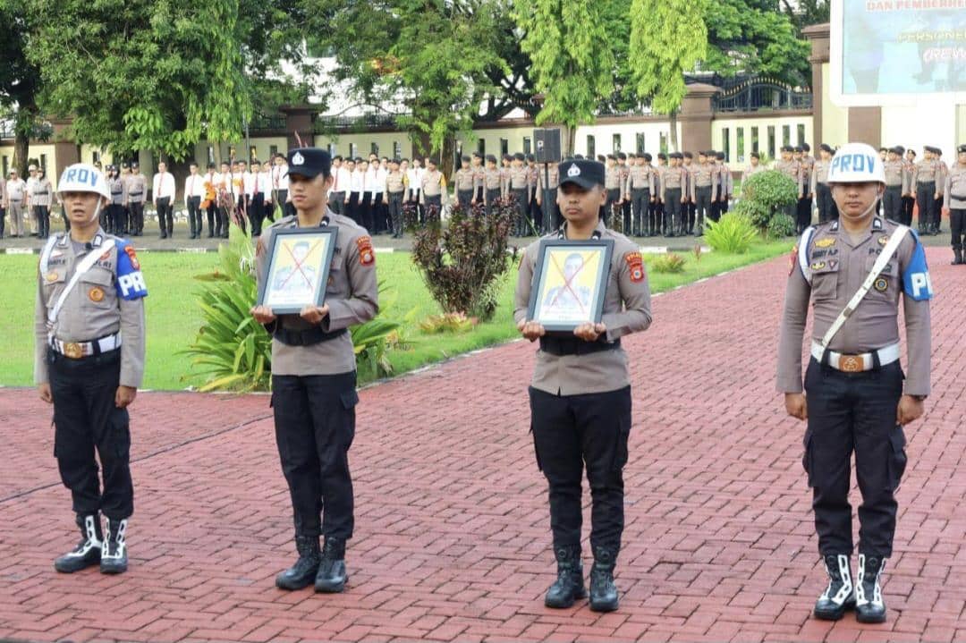 Upacara PTDH dua anggota Polda Sulsel (Dok. Humas Polda Sulsel).