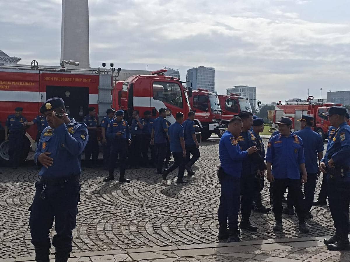 Pramono Anung serahkan mobil hibah operasional ke Damkar DKI Jakarta di Monas