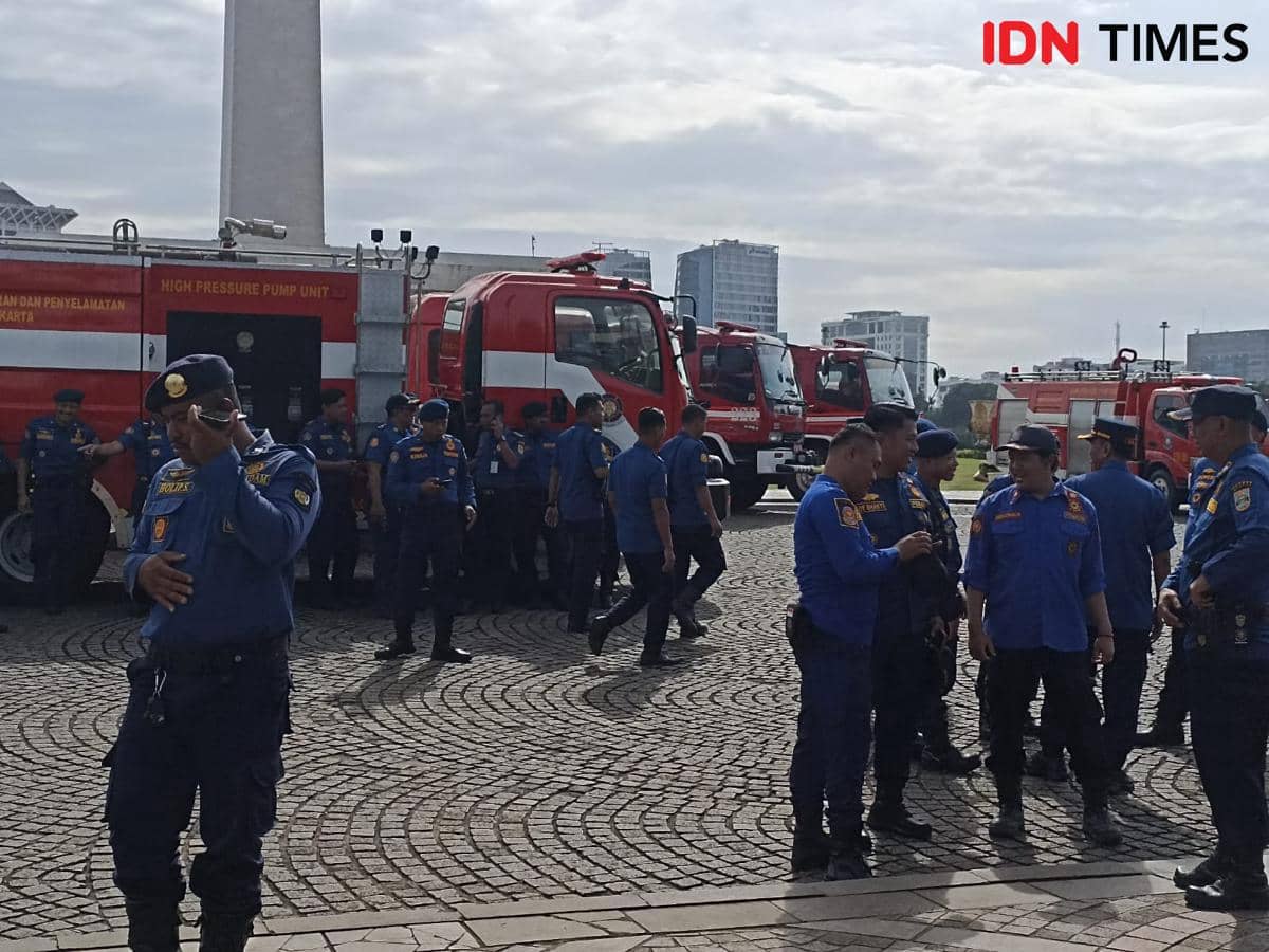 Pramono Anung serahkan mobil hibah operasional ke Damkar DKI Jakarta di Monas