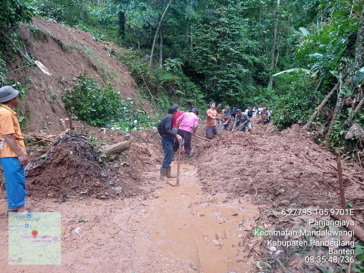 Akses jalan ke Leuwi Bumi longsor