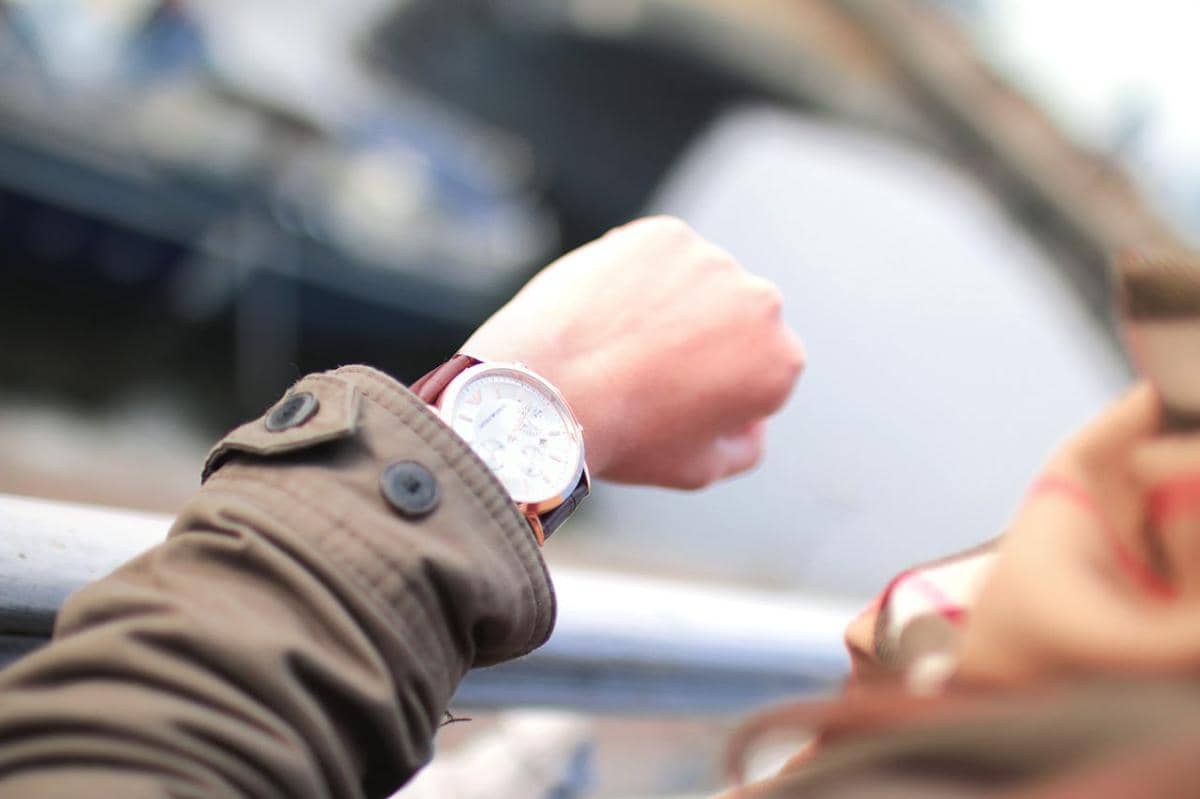 melihat jam tangan