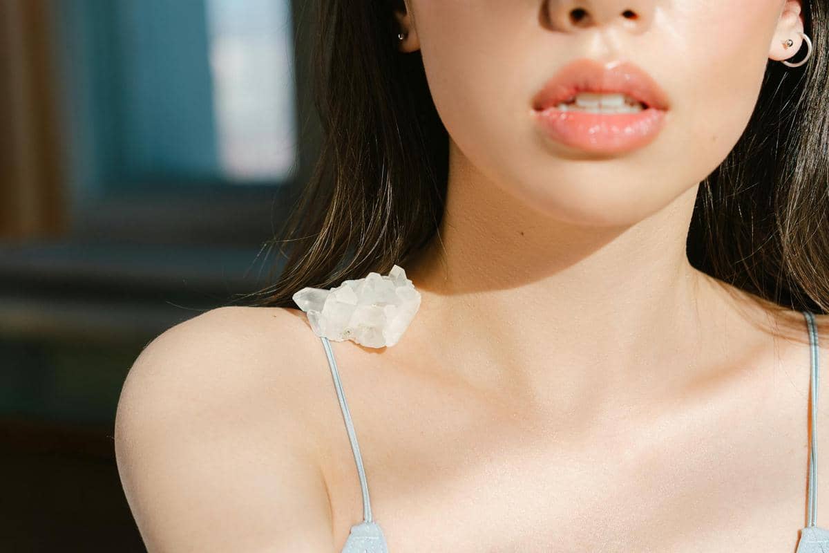 ilustrasi seseorang memakai lip gloss