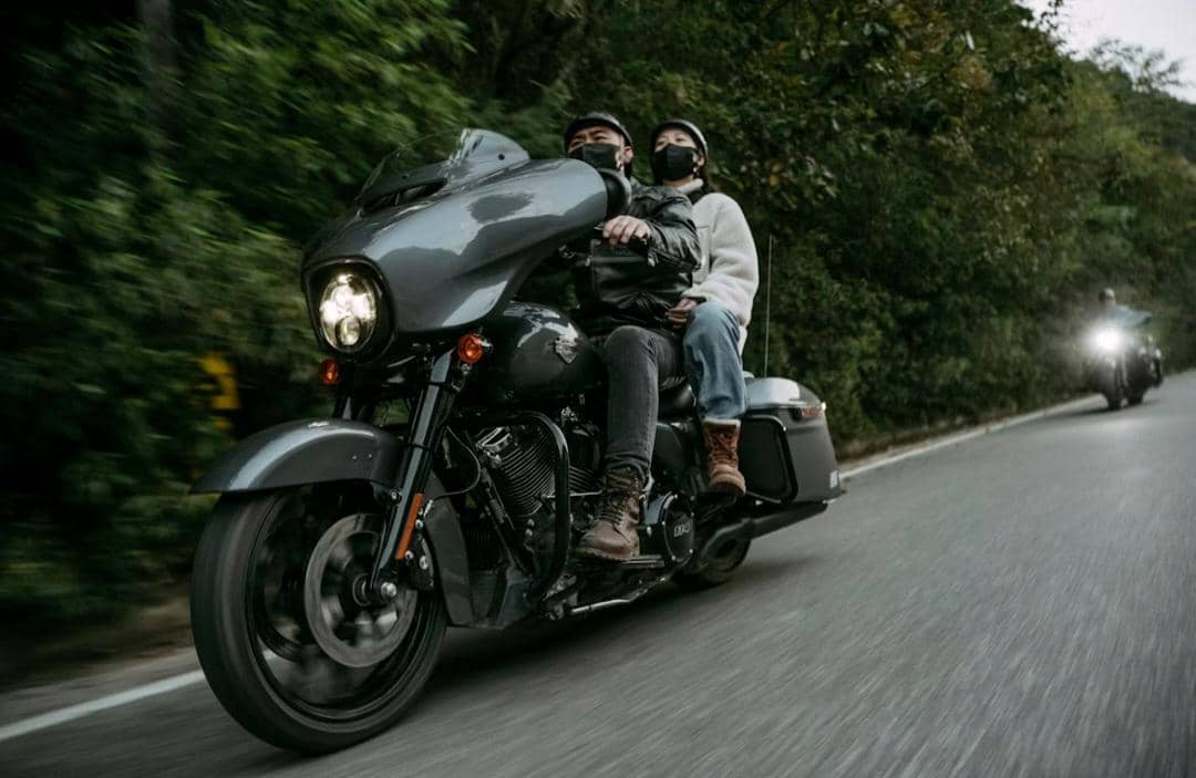 ilustrasi berkendara motor