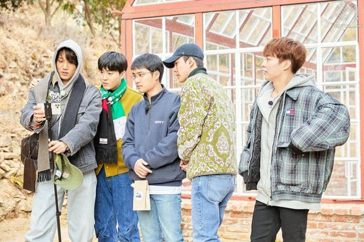 Cuplikan EXO's Travel the World on a Ladder 3