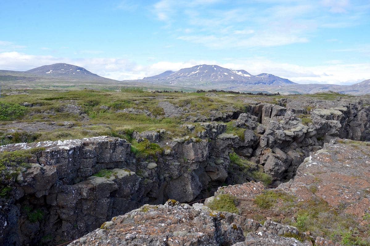 Lempeng tektonik di Celah Almannagjá di Taman Nasional Þingvellir di Islandia.