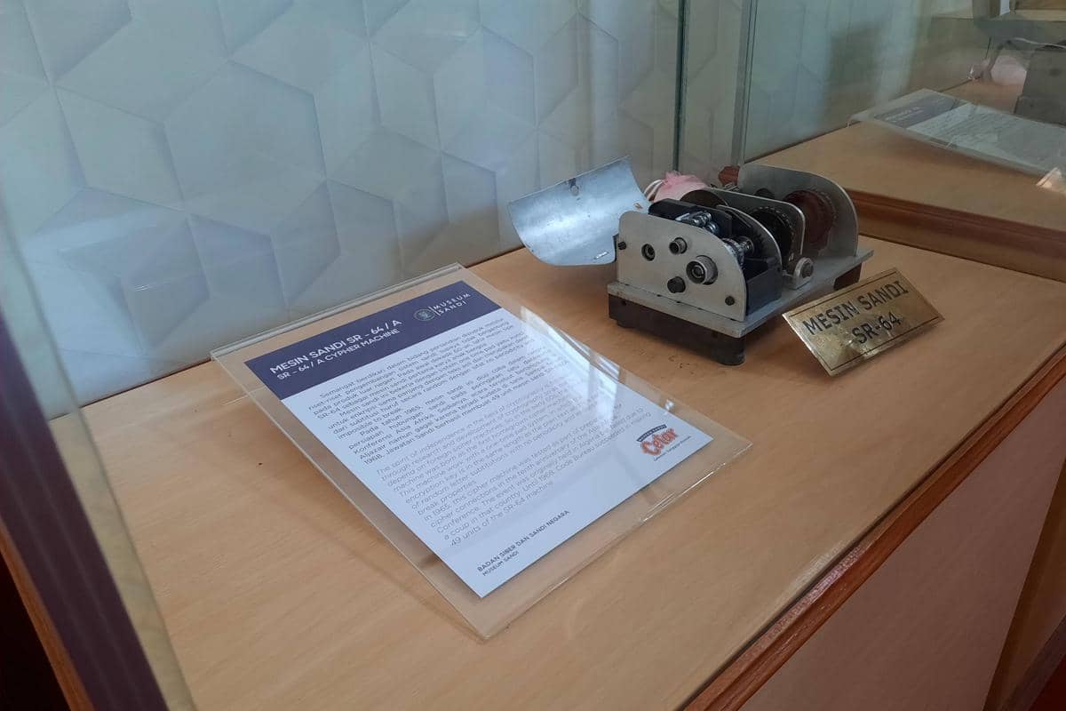 Koleksi Museum Sandi Yogyakarta berupa Mesin Sandi SR 64 A