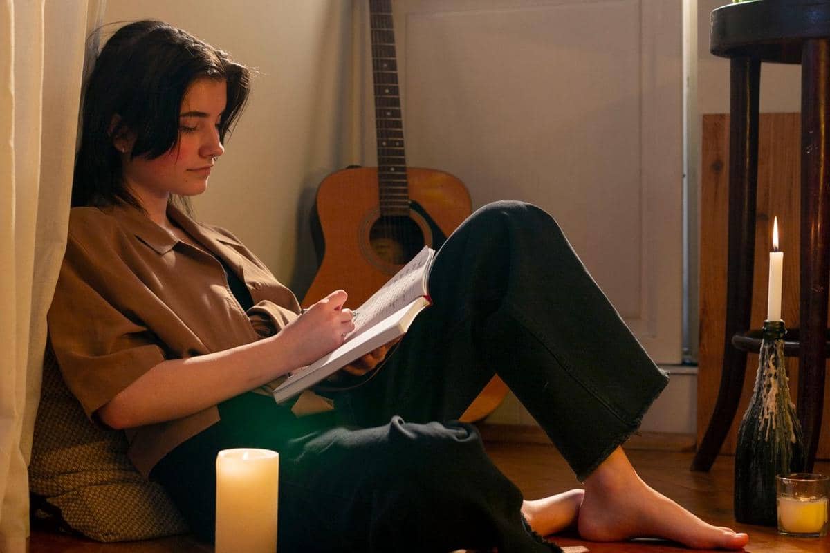 ilustrasi perempuan journaling