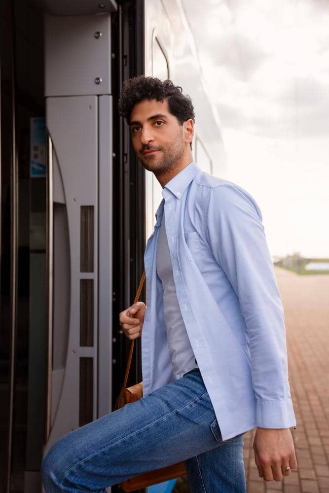 ilustrasi outfit biru cowok buat tahun baru