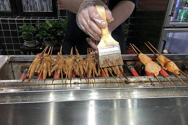 ilustrasi membakar ceker ayam