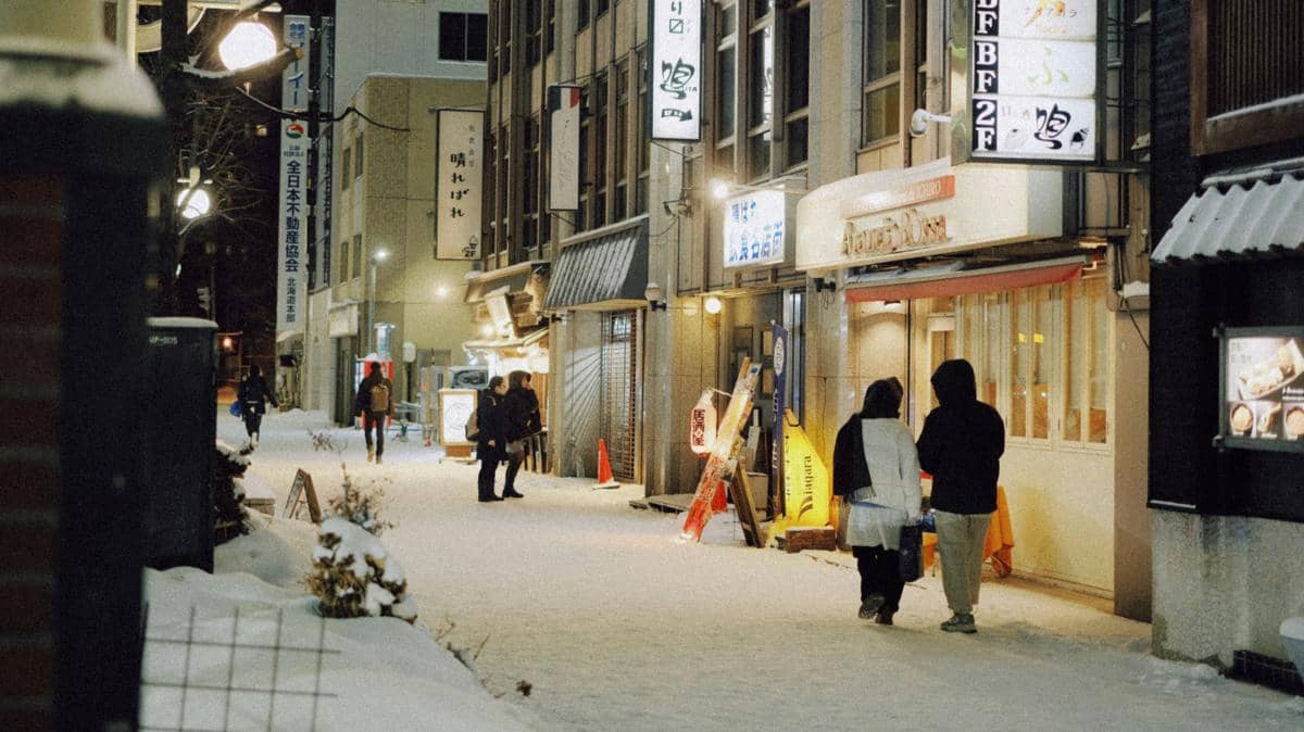 ilustrasi toko di Jepang saat musim dingin