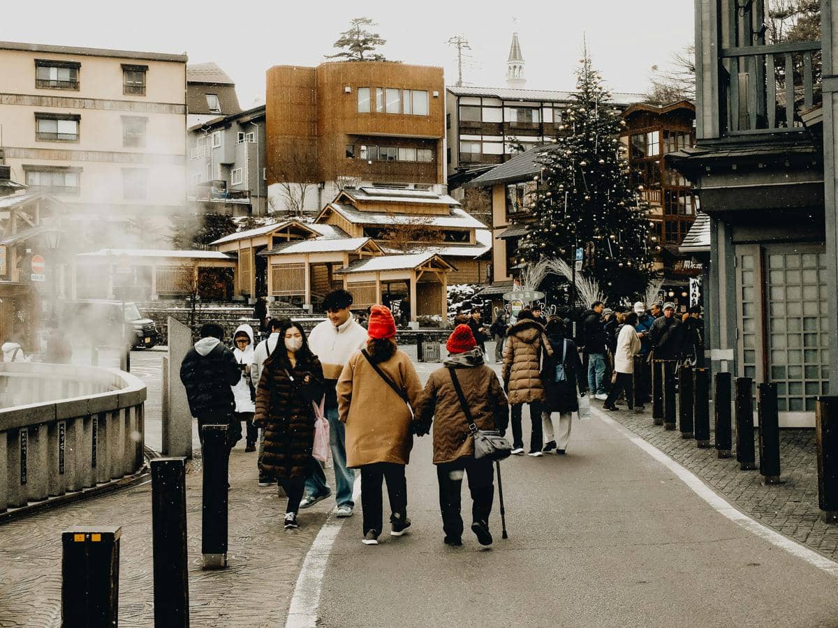 ilustrasi toko di Jepang saat musim dingin