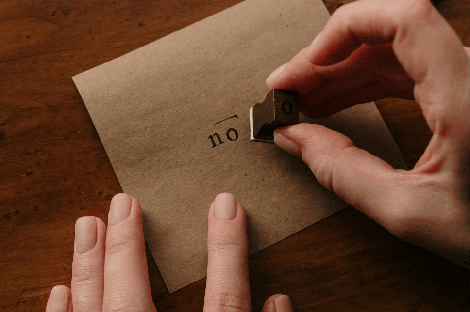 Ilustrasi Cap Kertas Cokelat dengan Tangan