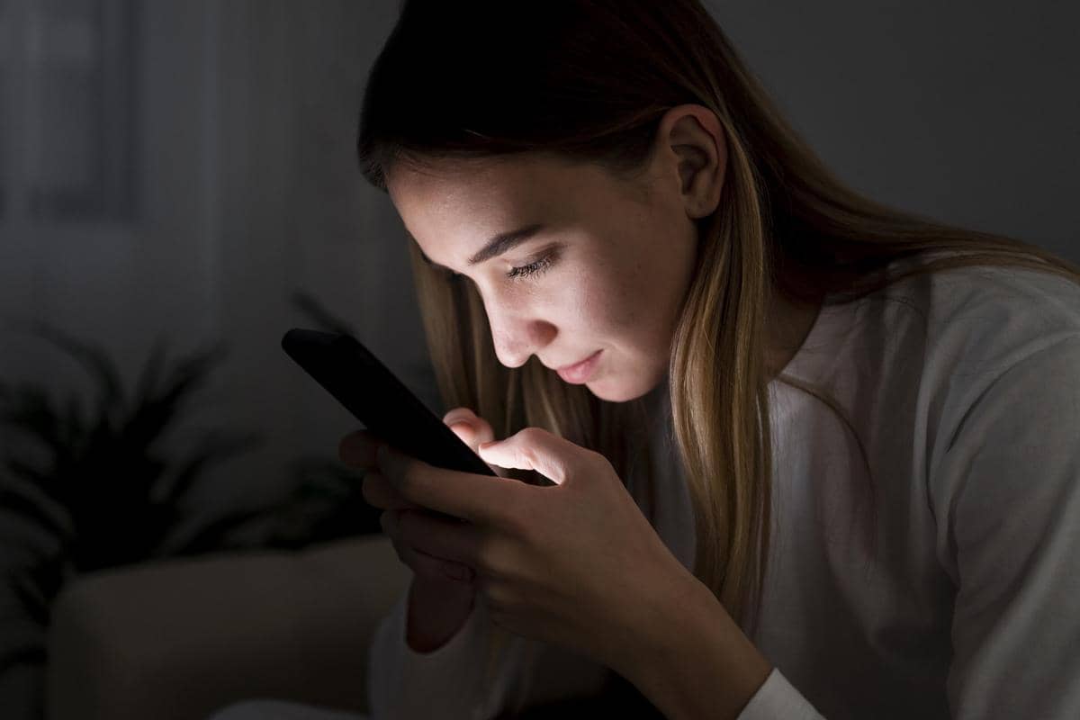 Ilustrasi membaca ucapan valentine Valentine 