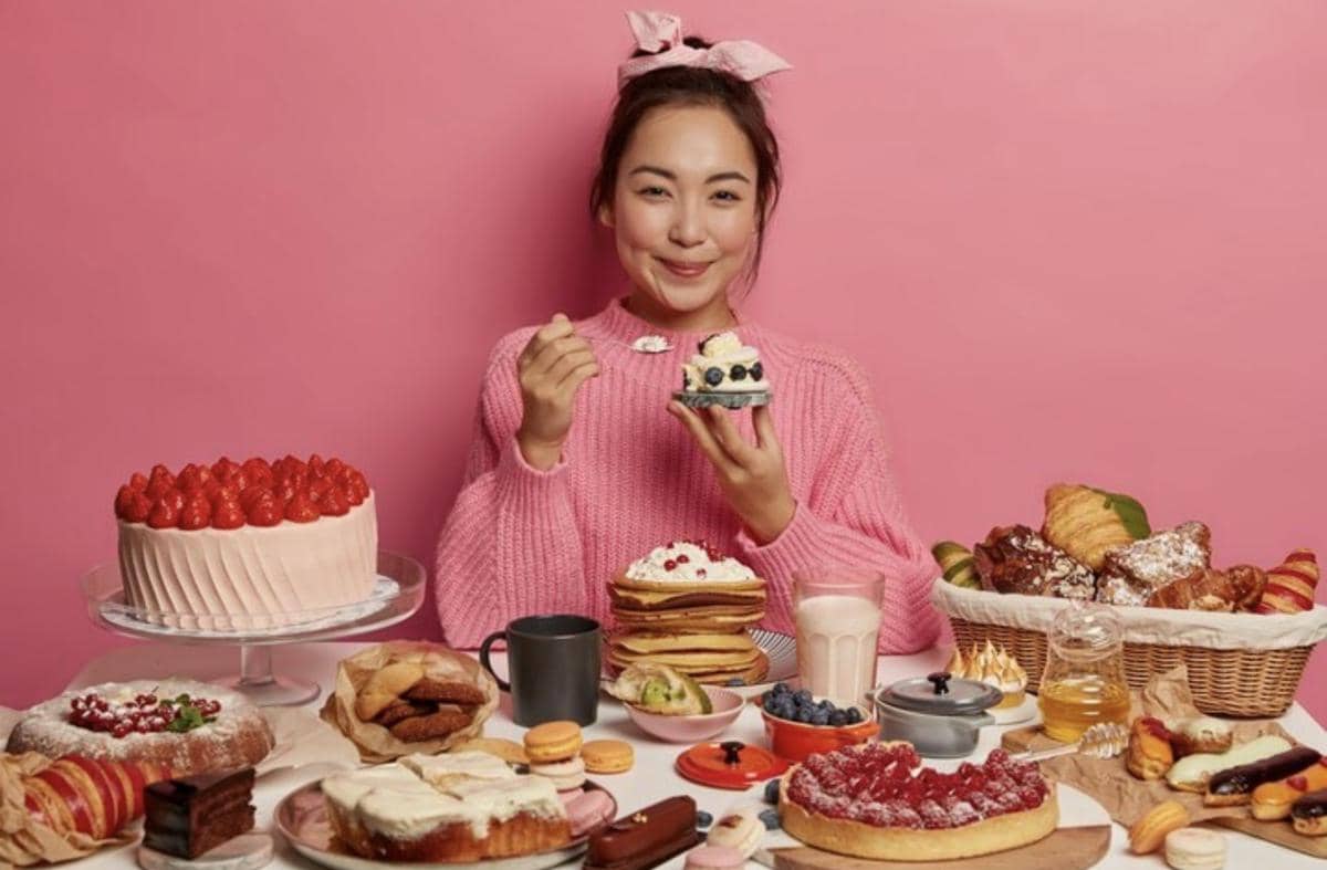 Potret orang makan dessert (freepik.com/wayhomestudio)