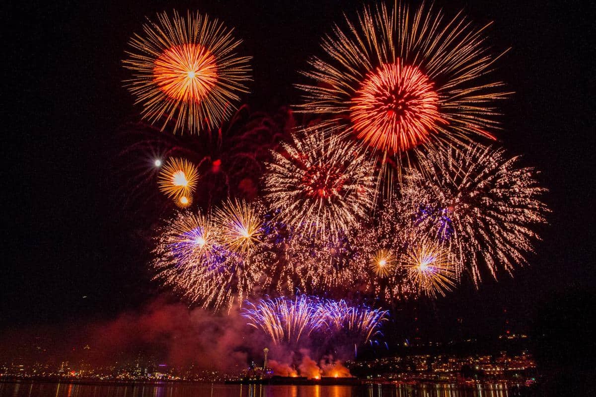 ilustrasi pesta kembang api tahun baru