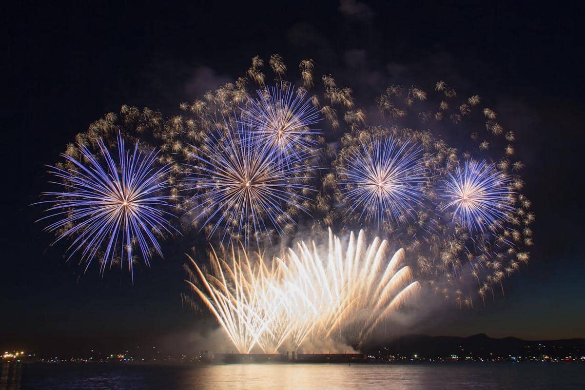 ilustrasi kembang api tahun baru