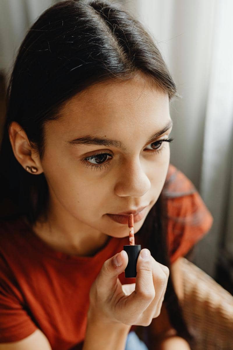 ilustrasi penggunaan lipstick