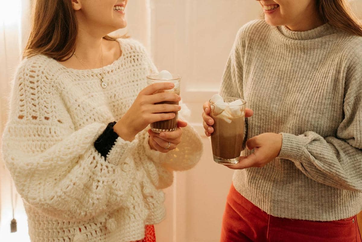 dua orang yang sedang menikmati minuman es dingin