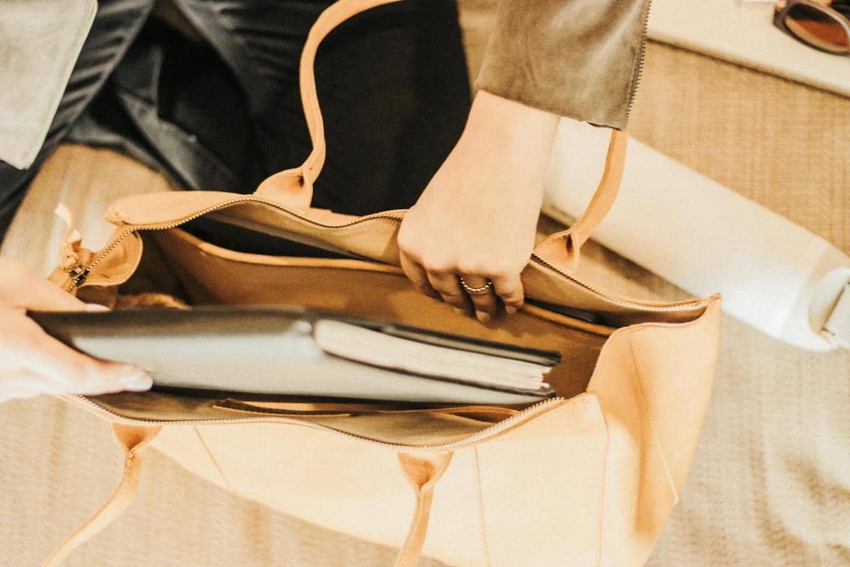 menyimpan barang-barang ke dalam tas