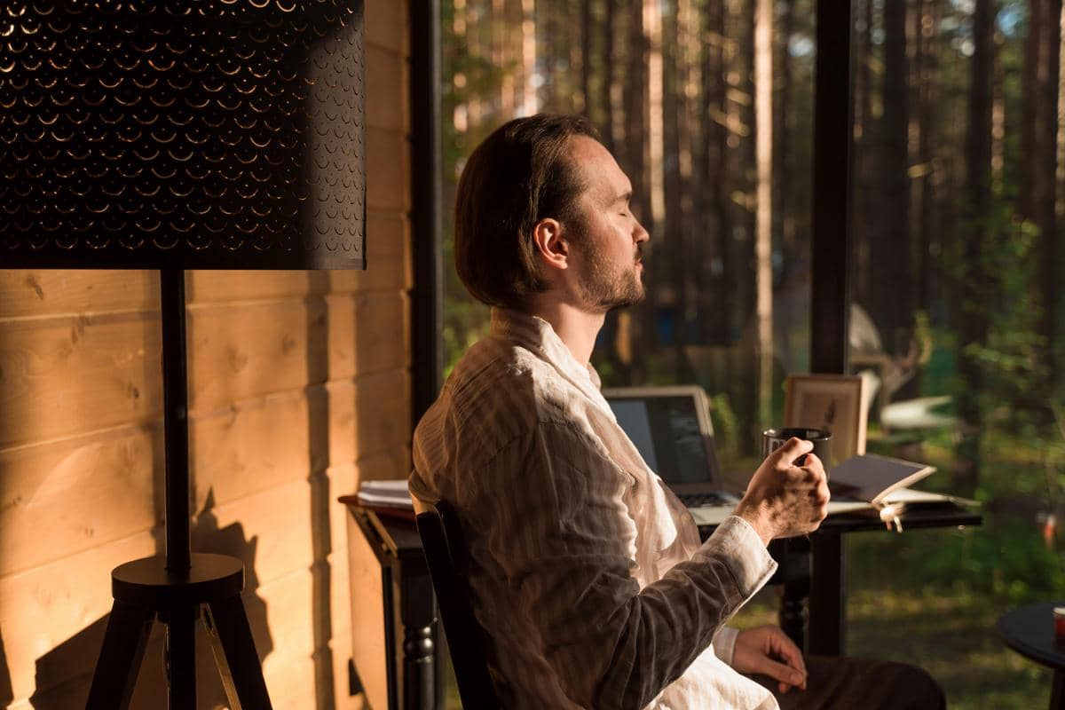 ilustrasi meminum kopi.