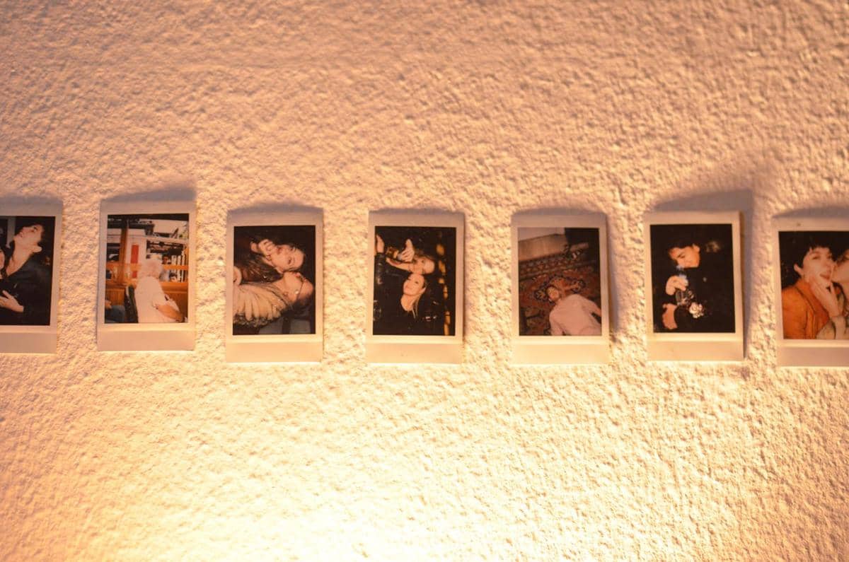 ilustrasi galeri foto dinding