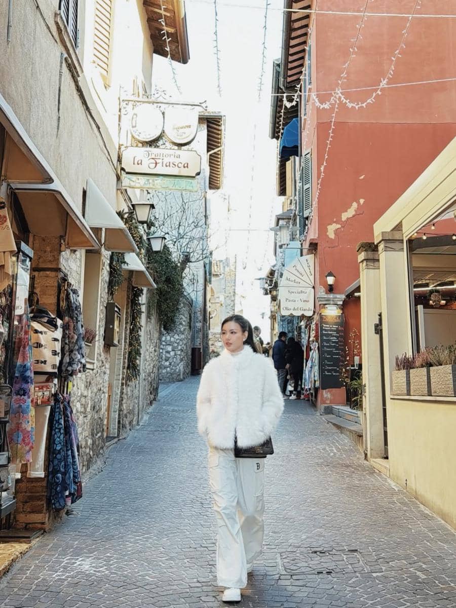 Nita Gunawan jalan-jalan di Sirmione.