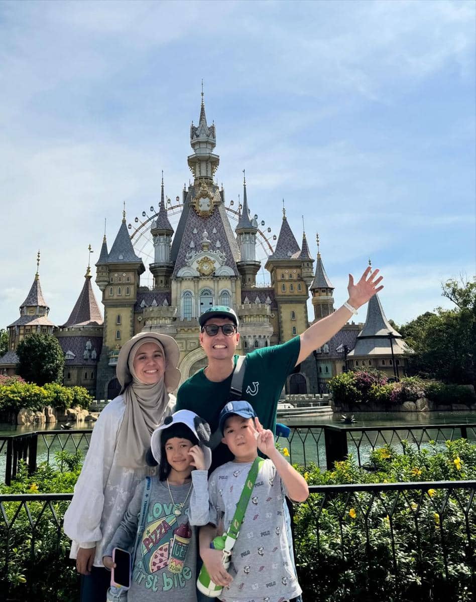 Keluarga Nycta Gina jalan-jalan di VinWonders Phú Quốc.