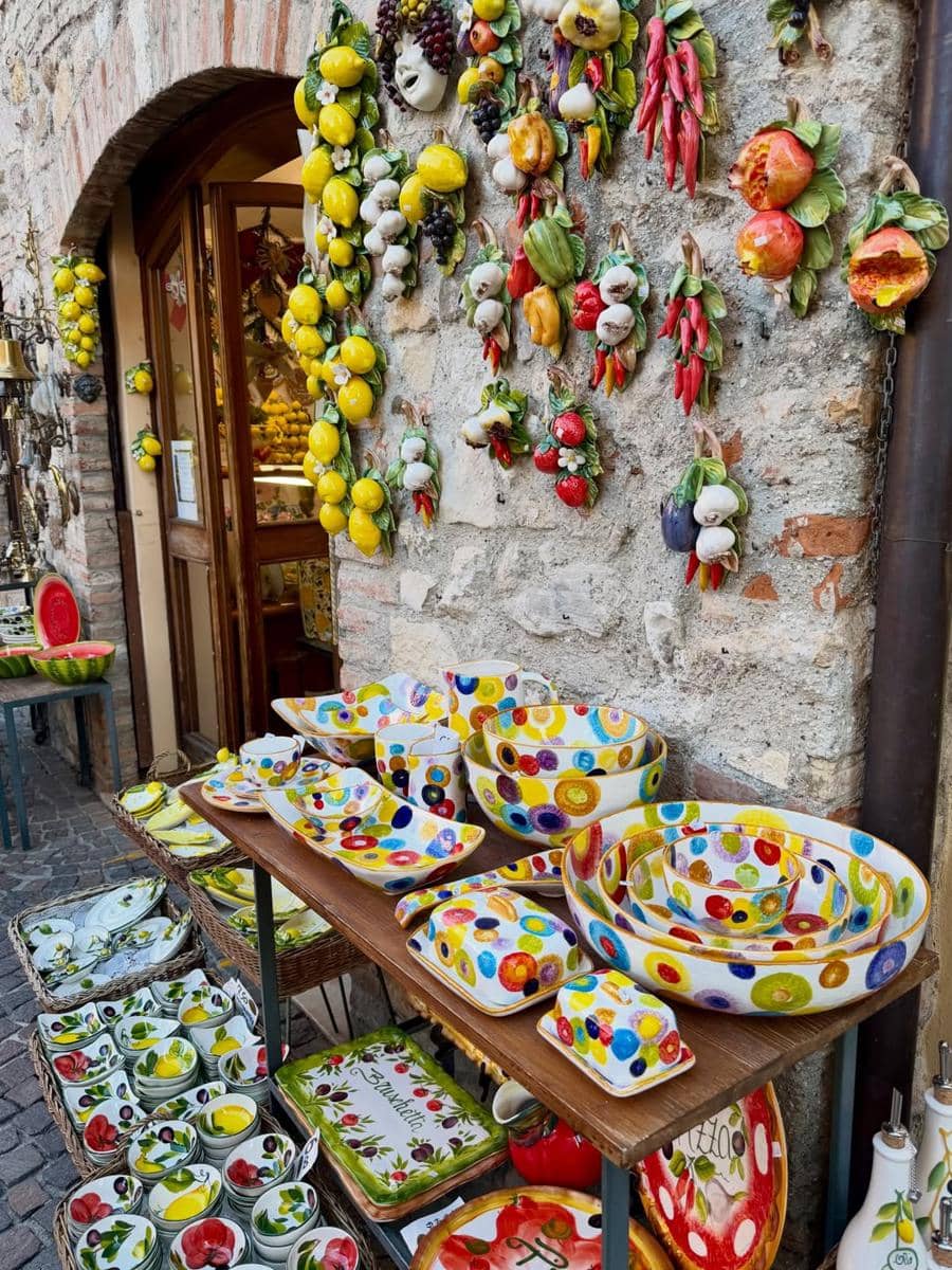 Nita Gunawan jalan-jalan di Sirmione.