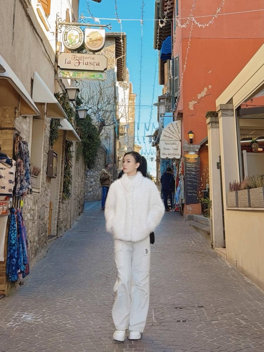 Nita Gunawan jalan-jalan di Sirmione.