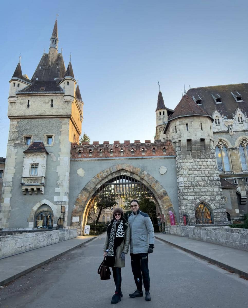Elma Agustin dan suami jalan-jalan di Budapest.