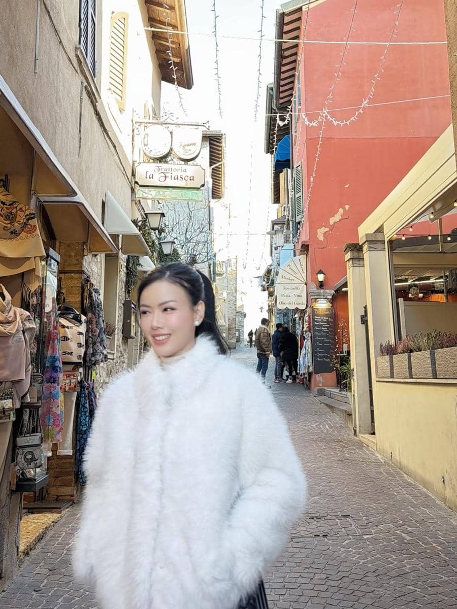 Nita Gunawan jalan-jalan di Sirmione.