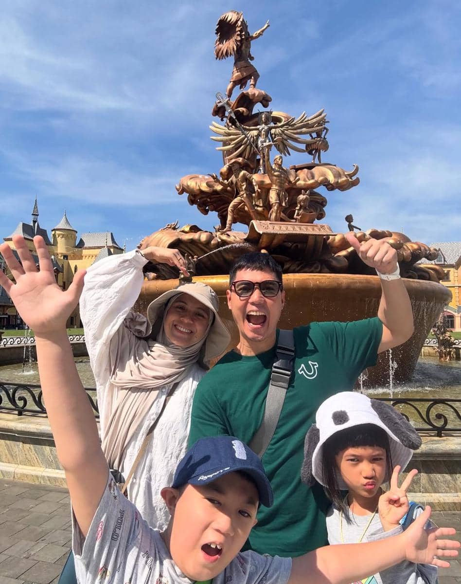 Keluarga Nycta Gina jalan-jalan di VinWonders Phú Quốc.