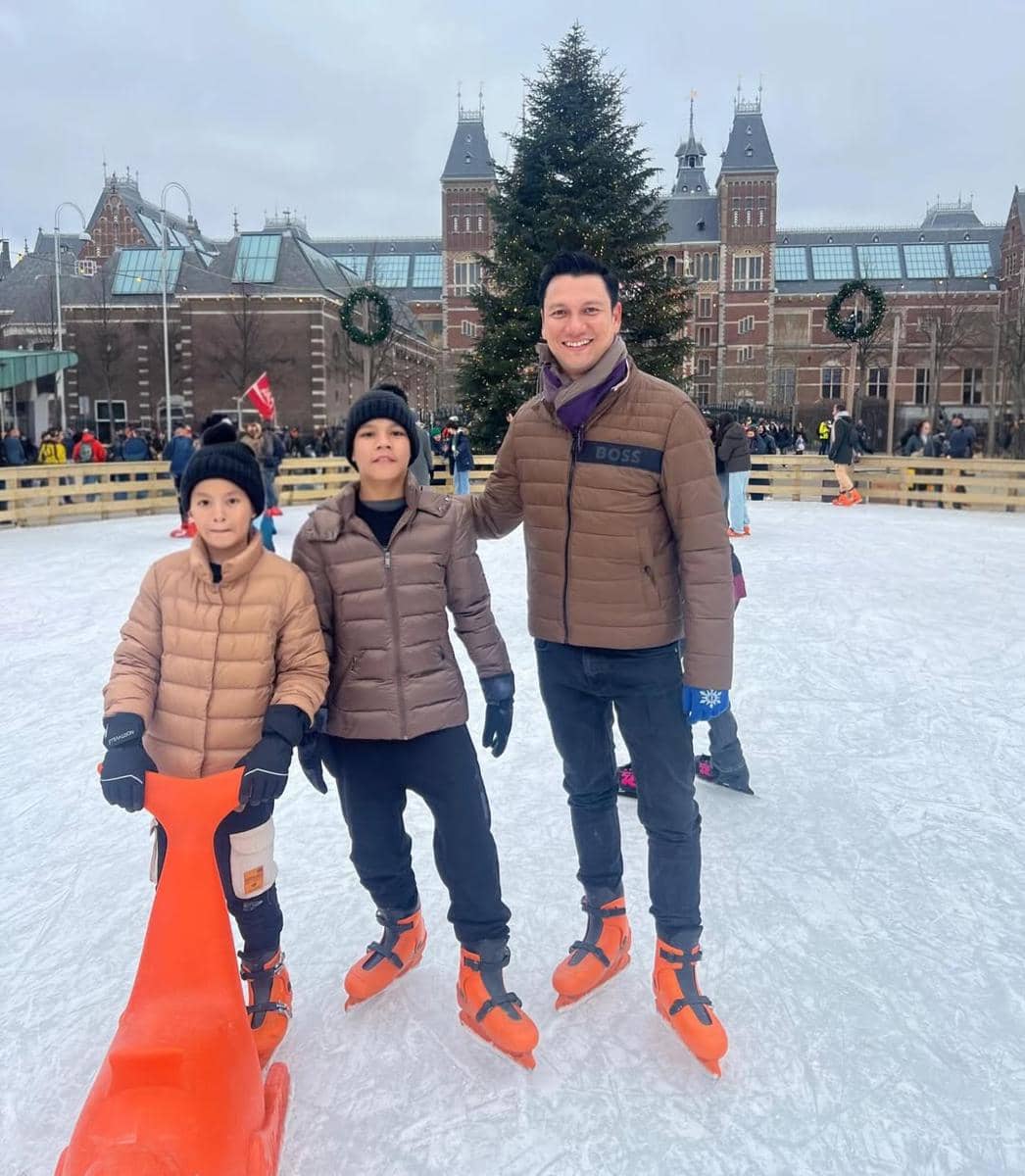 Keluarga Titi Kamal main ice skating di Amsterdam.