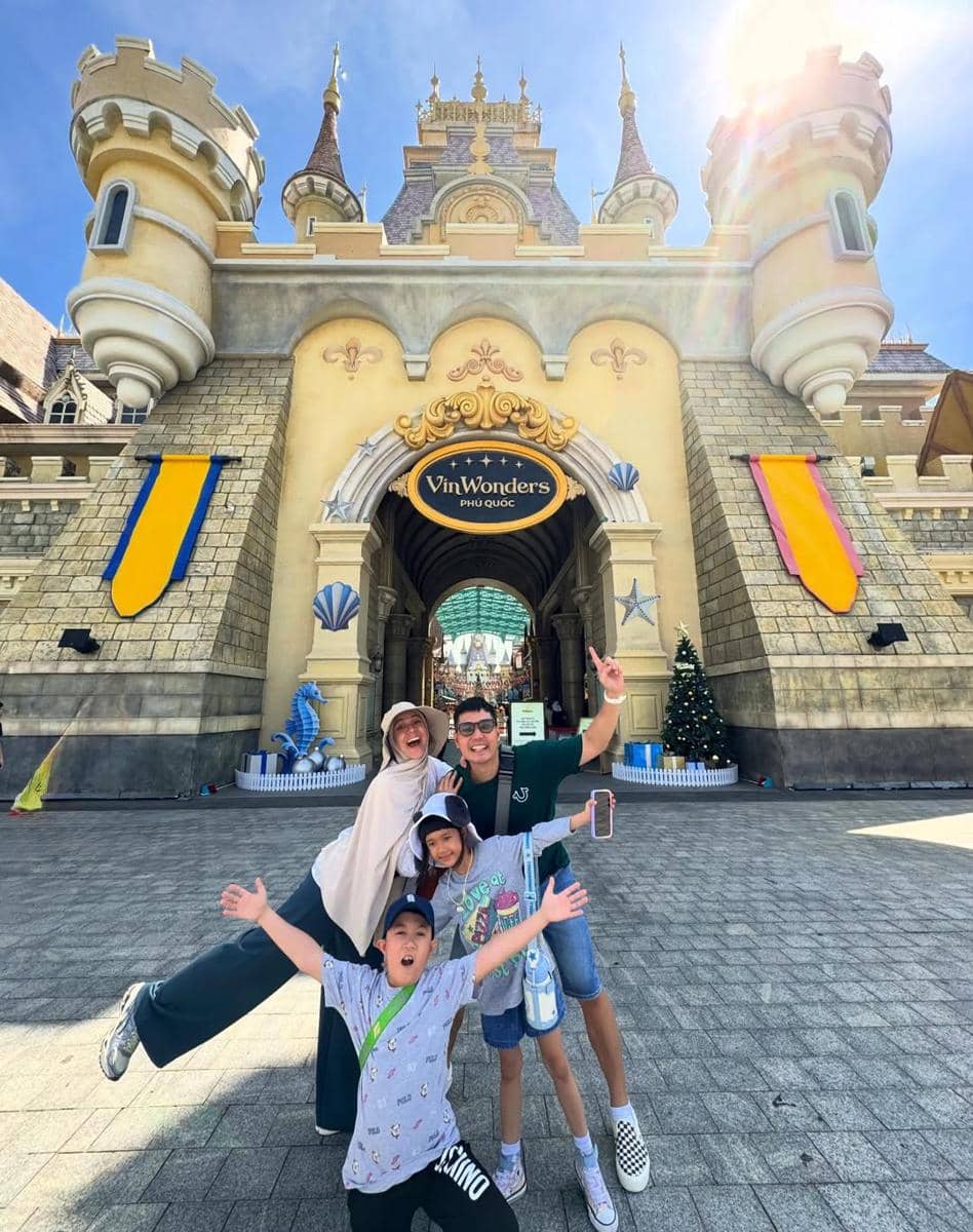 Keluarga Nycta Gina jalan-jalan di VinWonders Phú Quốc.