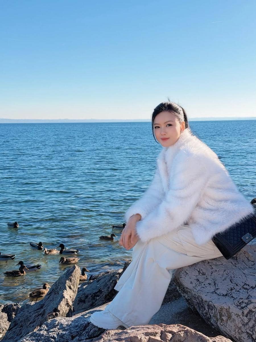 Nita Gunawan jalan-jalan di Sirmione.