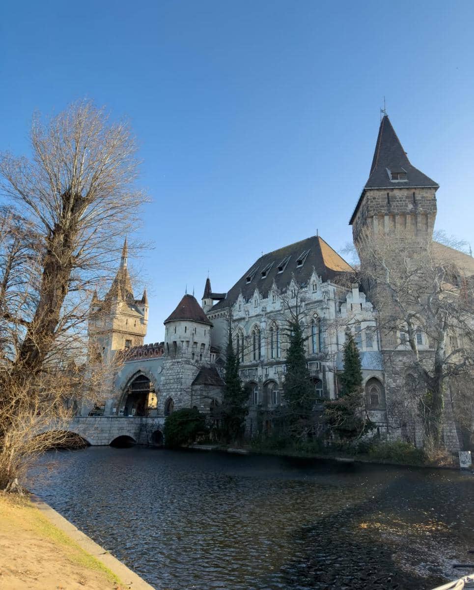 Elma Agustin dan suami jalan-jalan di Budapest.
