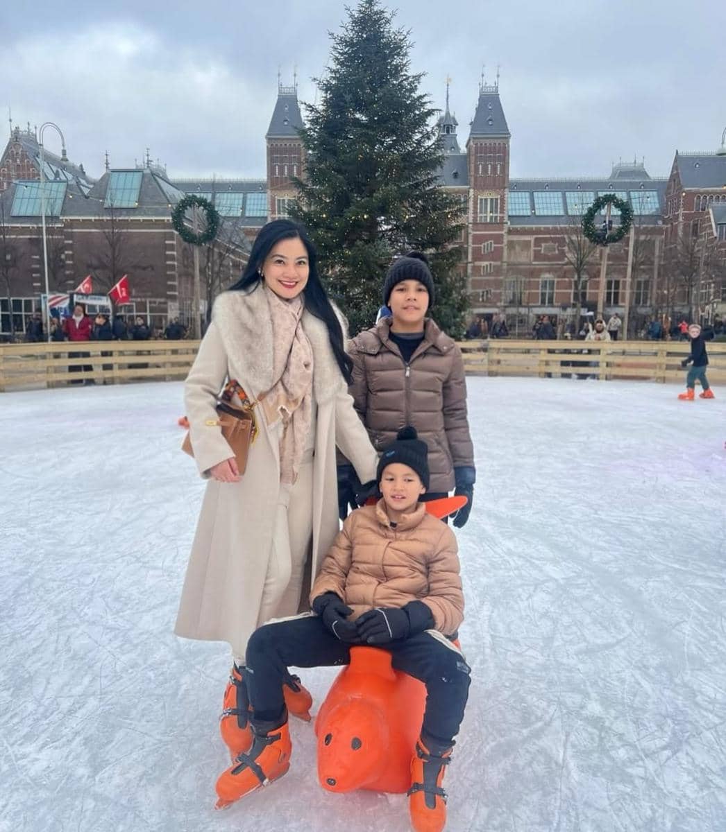 Keluarga Titi Kamal main ice skating di Amsterdam.