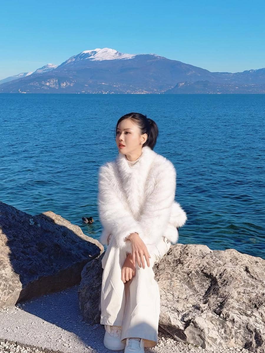 Nita Gunawan jalan-jalan di Sirmione.