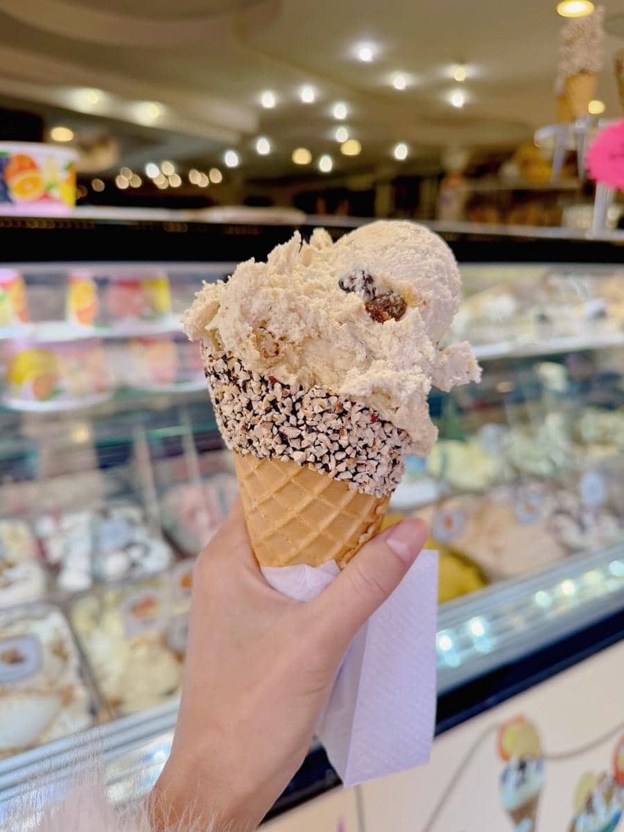 Nita Gunawan jalan-jalan di Sirmione.