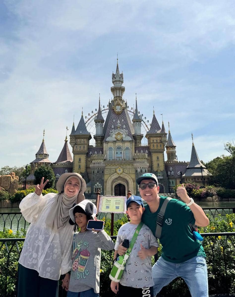 Keluarga Nycta Gina jalan-jalan di VinWonders Phú Quốc.