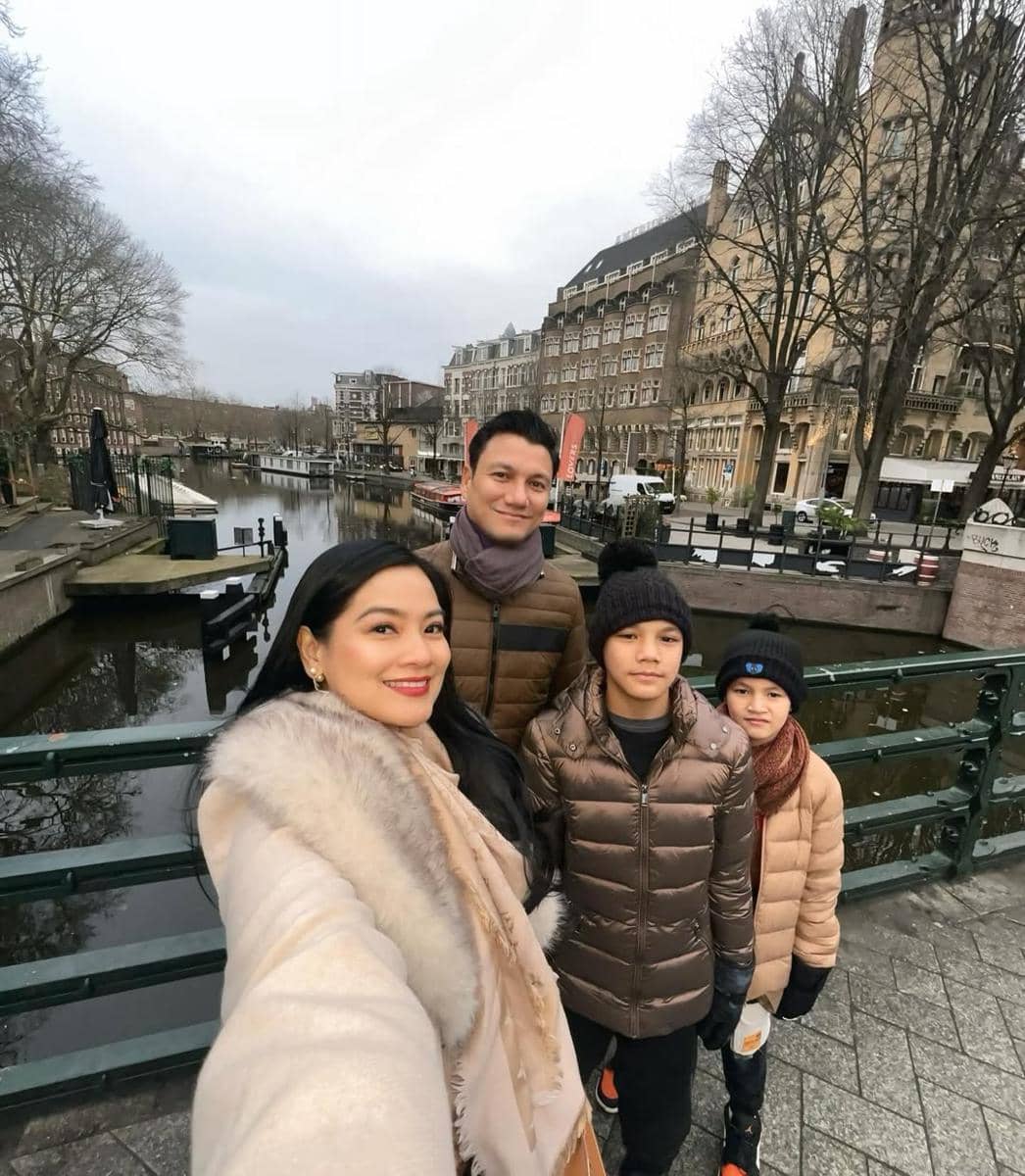 Keluarga Titi Kamal main ice skating di Amsterdam.