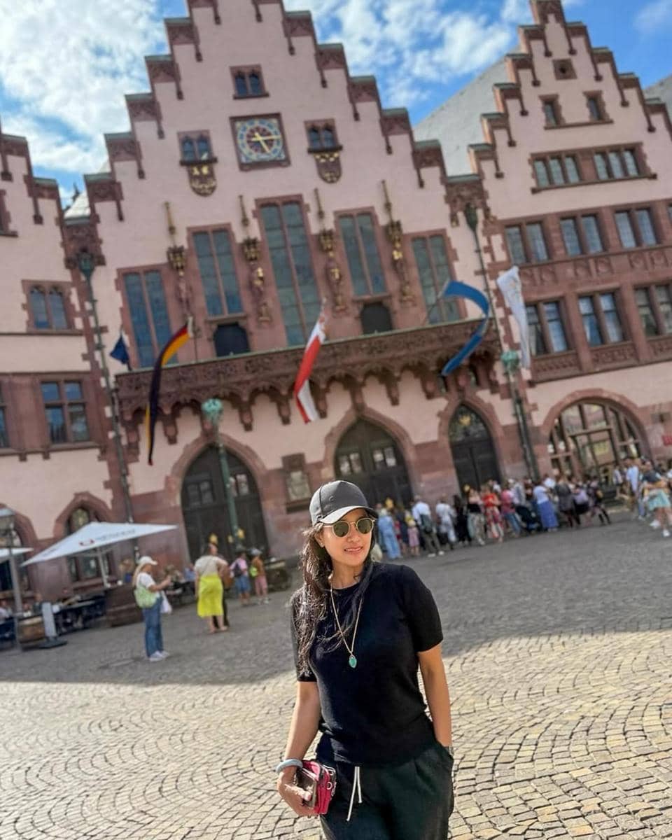 Marcella Zalianty jalan-jalan di Frankfurt.