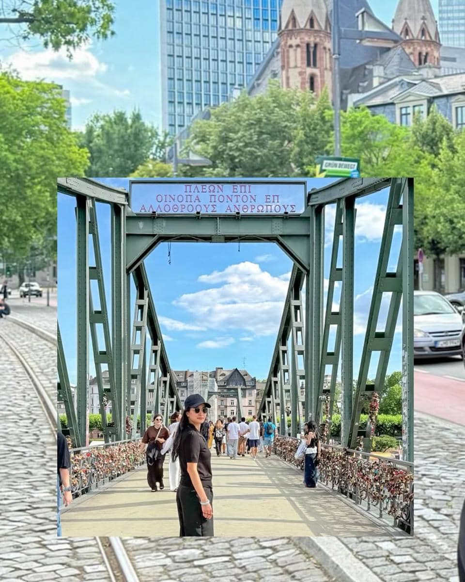 Marcella Zalianty jalan-jalan di Frankfurt.