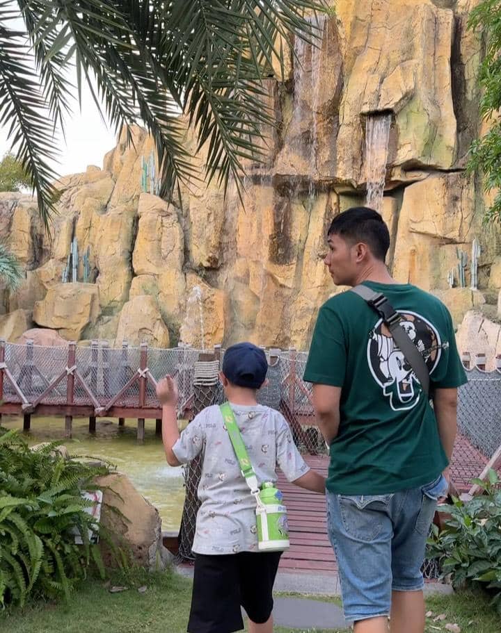 Keluarga Nycta Gina jalan-jalan di VinWonders Phú Quốc.