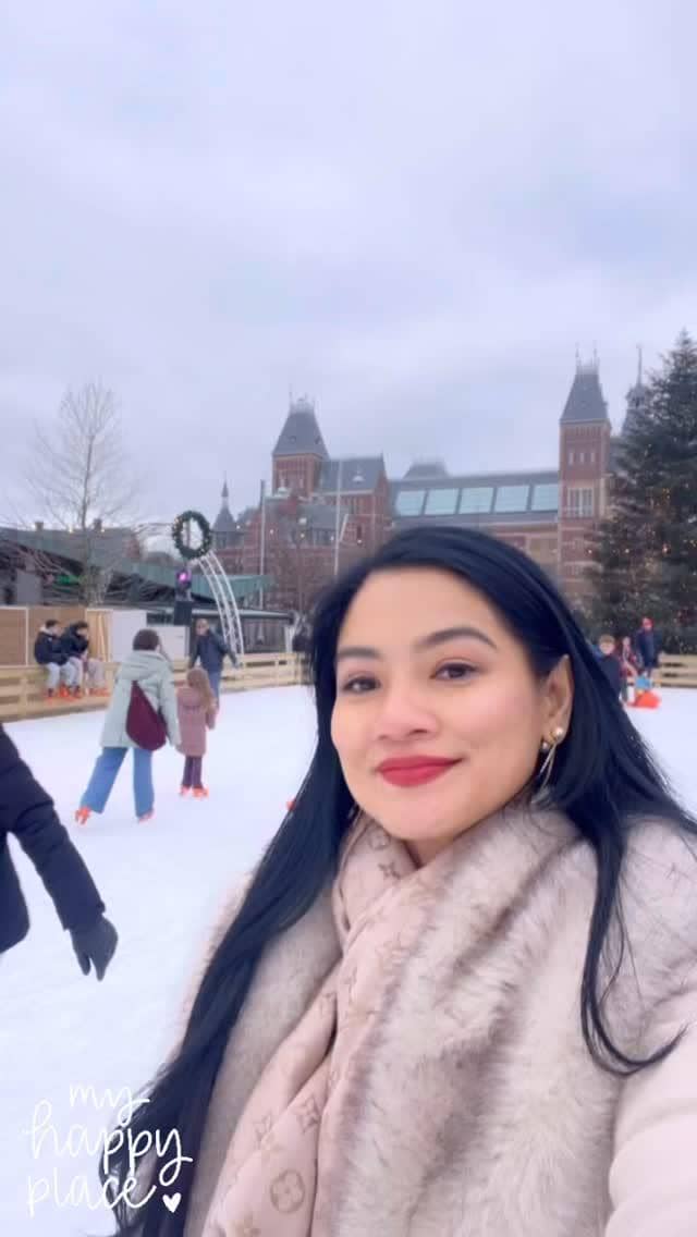 Keluarga Titi Kamal main ice skating di Amsterdam.