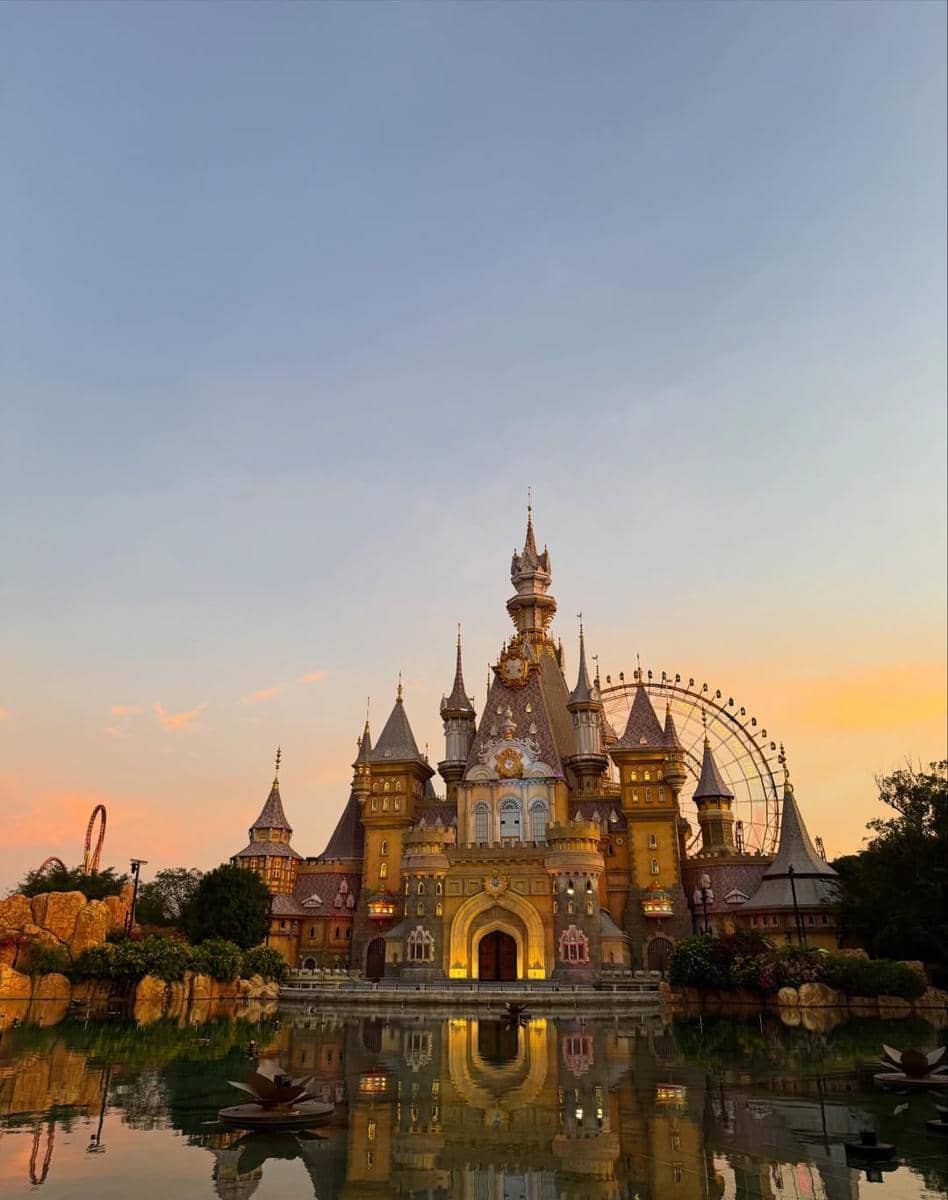 Keluarga Nycta Gina jalan-jalan di VinWonders Phú Quốc.