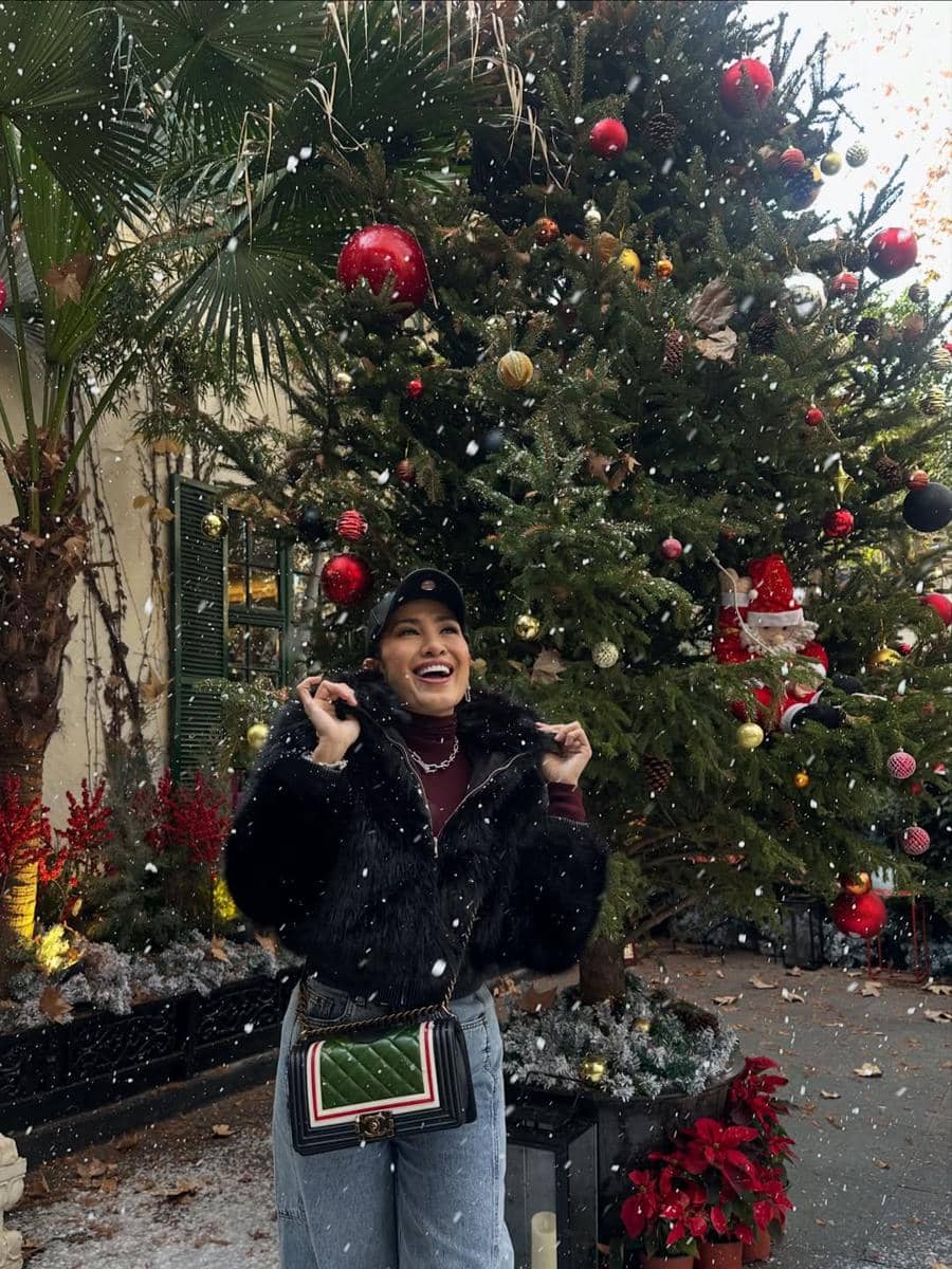 Liza Natalia saat berlibur ke Shanghai.