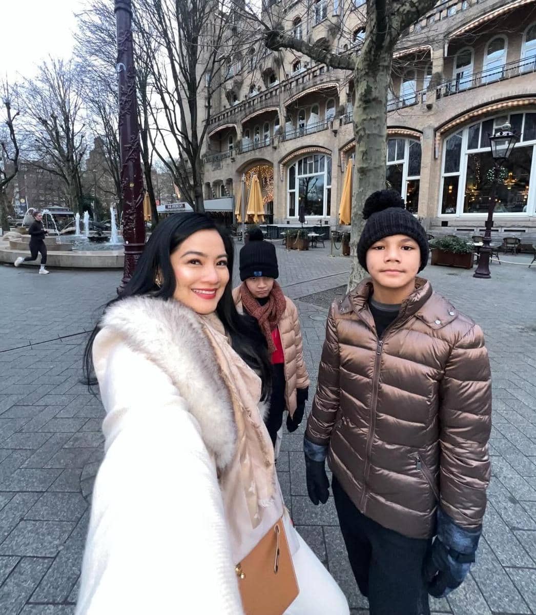 Keluarga Titi Kamal main ice skating di Amsterdam.